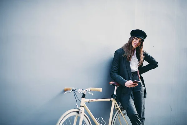 Mulher Contra Bicicleta Livre Usando Telefone Inteligente Para Mensagens Texto — Fotografia de Stock