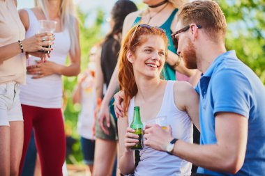 Oturma ve açık partide alkol Çift 