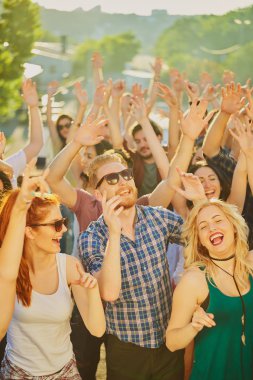 Gruba dans ve açık hava partisi/Müzik Festivali'nde iyi vakit geçiriyor