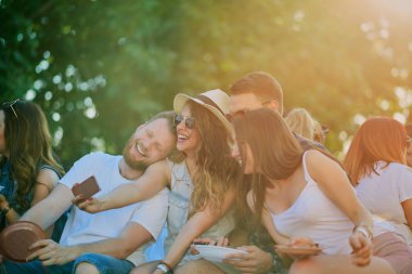 Arkadaşlar selfie barbekü partisinde alarak 