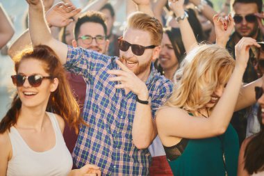 Gruba dans ve açık hava partisi/Müzik Festivali'nde iyi vakit geçiriyor