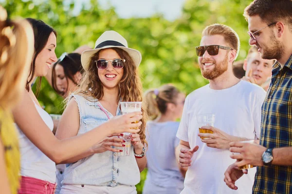 Groep Mensen Dansen Hebben Een Goede Tijd Buiten Partij Muziekfestival — Stockfoto