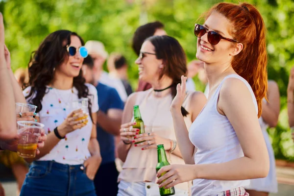 Ginger Dziewczyna Taniec Picie Dobrą Zabawę Świeżym Powietrzu Party — Zdjęcie stockowe