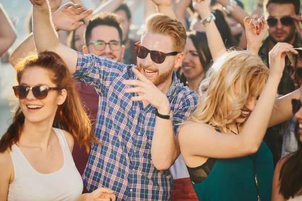 Gruba dans ve açık hava partisi/Müzik Festivali'nde iyi vakit geçiriyor