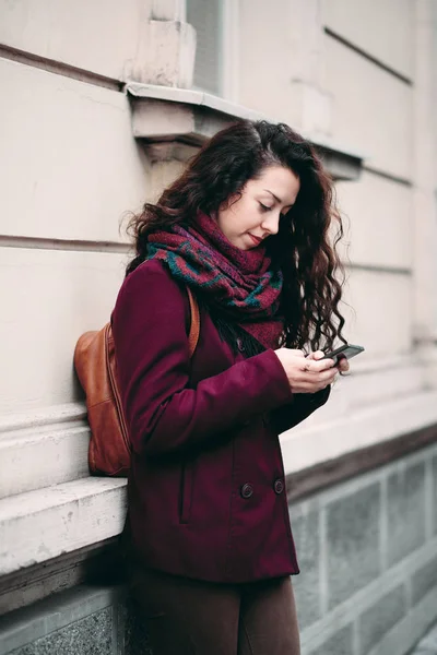 Chica Pie Contra Pared Calle Uso Teléfono Inteligente Para Enviar — Foto de Stock