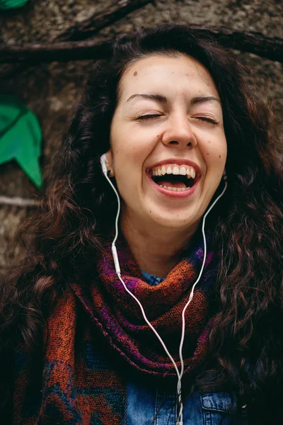 屋外で音楽を聴いて幸せな女のクローズ アップ — ストック写真