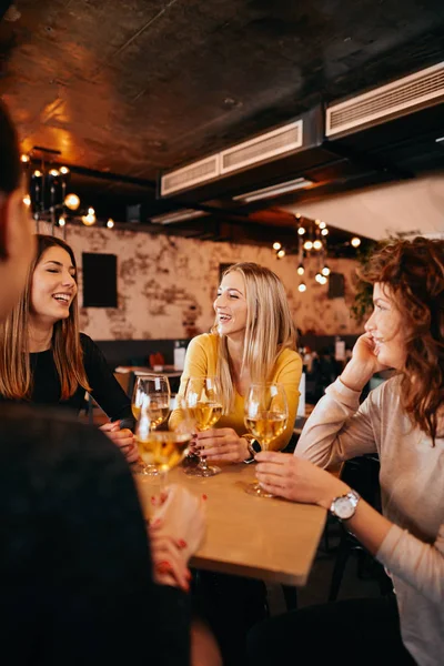 Namoradas Bebendo Vinho Conversando Enquanto Sentadas Bar — Fotografia de Stock