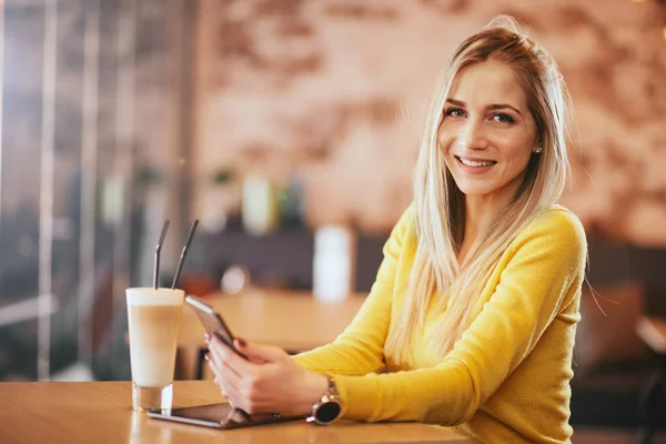 Mujer Caucásica Joven Usando Tableta Mientras Está Sentado Cafetería Beber — Foto de Stock