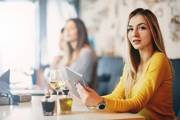 Mulher Branca Jovem Usando Comprimido Enquanto Sentado Café Bebendo Vinho — Fotografia de Stock