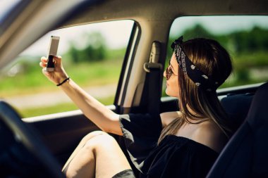 Vintage van road trip selfie alarak Boho kız