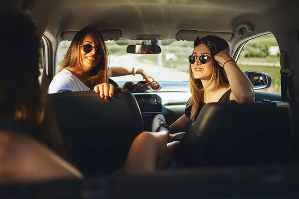 Drei Frauen Genießen Roadtrip Sie Plaudern Auto — Stockfoto
