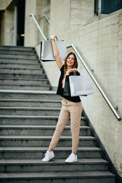 Alışveriş merkezinde alışveriş kadın portresi.