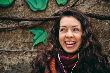 mutlu bir kadın müzik açık havada için dinleme