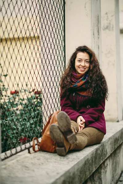 Chica Posando Sentada Valla Calle — Foto de Stock