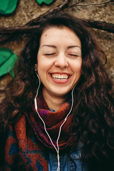 音楽を屋外に聞いて幸せな女 — ストック写真