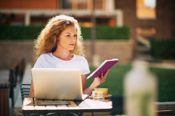 Estudiante Usando Portátil Para Escribir Ensayo Mientras Está Sentada Cafetería —  Fotos de Stock