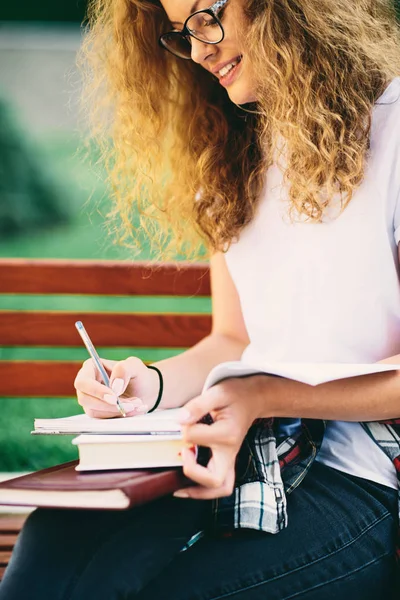 Kvinnlig Student Skriva Uppsats Medan Sitter Bänk Campus — Stockfoto