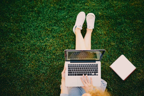 잔디에 앉아서 노트북을 학생의 — 스톡 사진