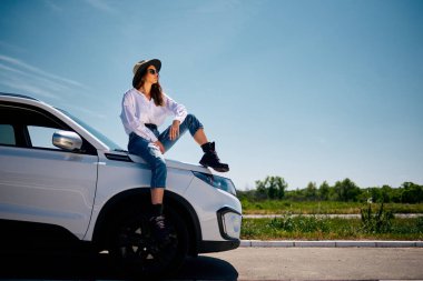 Arabada oturan güzel beyaz kız portresi.