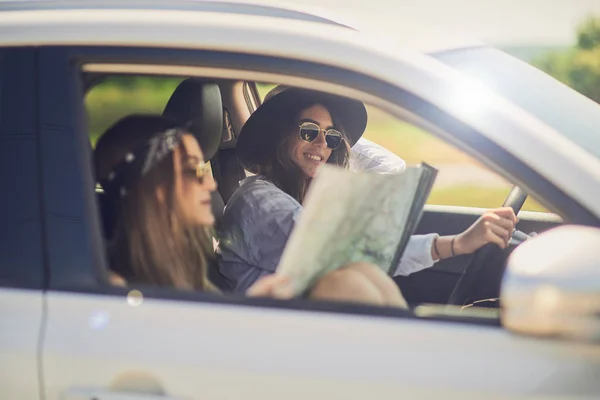 Dos Chicas Divirtiéndose Conduciendo Una Chica Conduciendo Otra Leyendo Mapa — Foto de Stock