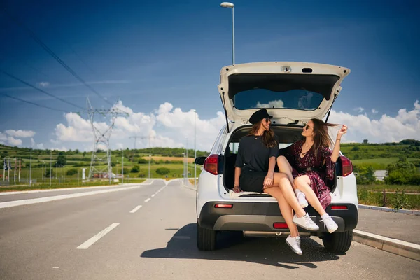 Zwei Mädchen Sitzen Kofferraum Und Unterhalten Sich Auto Auf Der — Stockfoto