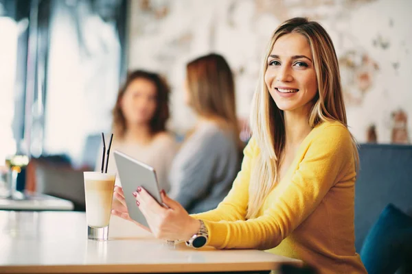 Mulher Branca Jovem Usando Tablet Enquanto Sentado Café Bebendo Café — Fotografia de Stock