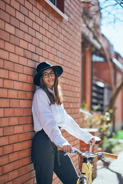 Mujer Posando Nido Amarillo Fixie Bicicleta —  Fotos de Stock