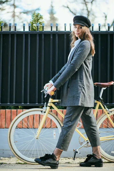 Mujer Caminando Por Calle Sosteniendo Bicicleta —  Fotos de Stock