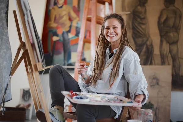 Artystyczny Dziewczyna Siedzi Studio Malowanie Sztalugach — Zdjęcie stockowe