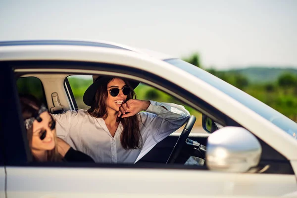 Dos Mujeres Jóvenes Que Divierten Conduciendo — Foto de Stock