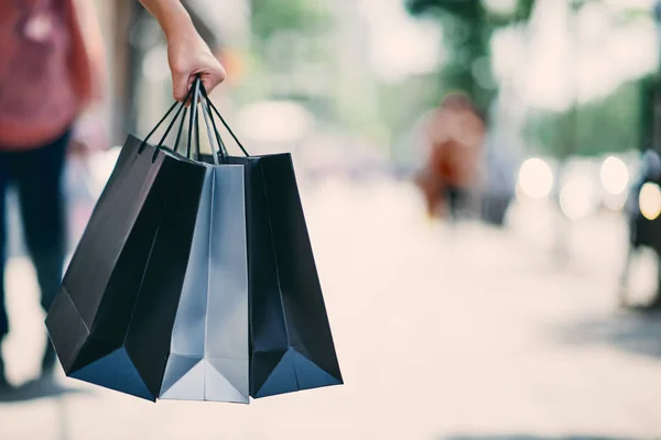 Närbild Kvinnans Hand Hållande Shoppingkassar Medan Promenader Gatan — Stockfoto