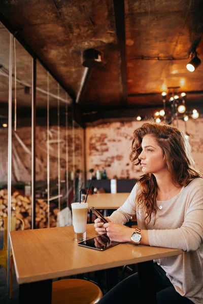 Vrouw Met Behulp Van Slimme Telefoon Drinken Koffie Zittend Café — Stockfoto