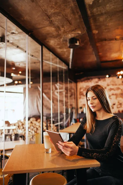 Young Caucasian Woman Using Tablet While Sitting Cafe Drinking Coffee — Stock Photo, Image