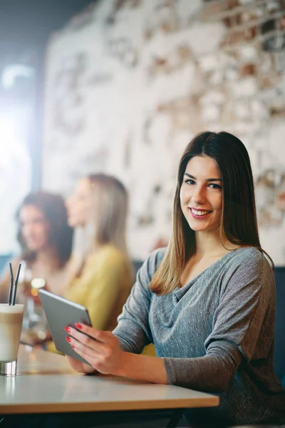 Mulher Branca Jovem Usando Tablet Enquanto Sentado Café Bebendo Café — Fotografia de Stock