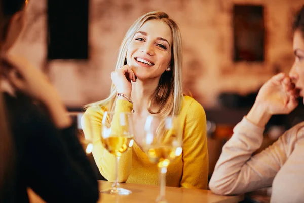 Vriendinnen Wijn Drinken Chatten Tijdens Vergadering Bar — Stockfoto