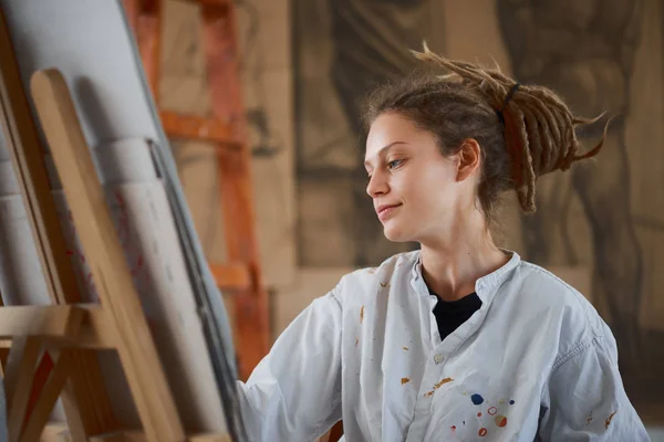 Artistic Girl Sitting Studio Paint Easel — Stock Photo, Image