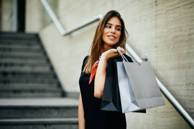 Alışveriş merkezinde alışveriş gidiş kadının baş shot.