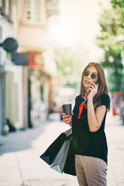 Porträt Einer Frau Die Papiertüten Und Kaffee Auf Der Straße — Stockfoto