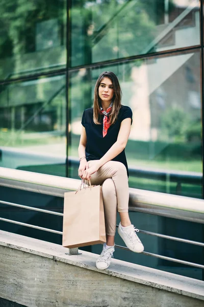 Vrouw Zittend Het Hek Het Winkelen Tassen Handen — Stockfoto