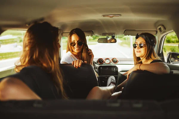 Drei Frauen Genießen Roadtrip Sie Plaudern Auto — Stockfoto