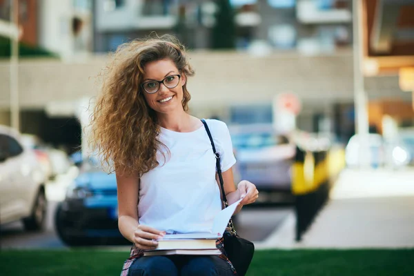 Étudiante Assise Sur Banc Lisant Livre — Photo