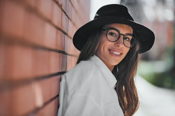 Head Shot Stasnding Dziewczyna Ulicy Dziewczyna Sobie Okulary Kapelusz — Zdjęcie stockowe