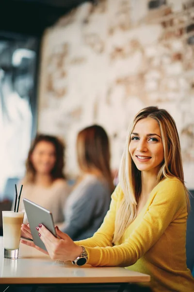 Mulher Branca Jovem Usando Tablet Enquanto Sentado Café Bebendo Café — Fotografia de Stock