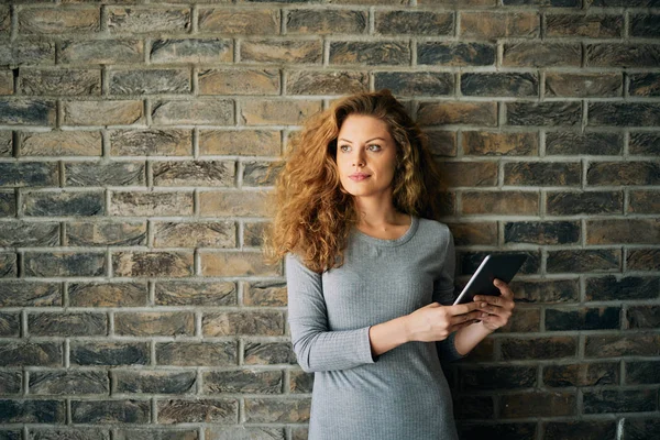 Portret Kobiety Pomocą Tabletu Przed Mur Cegły — Zdjęcie stockowe