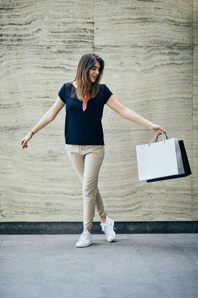 Feliz Jovem Segurando Segurando Sacos Compras — Fotografia de Stock