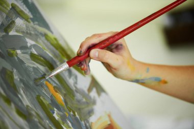 Kızın el boyama şövale üzerinde Kapat.