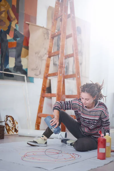 Vrouw Kunstenaar Schilderen Verdieping — Stockfoto