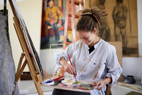 Menina Artística Sentado Estúdio Pintura Cavalete — Fotografia de Stock