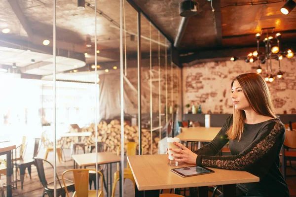 Unga Kaukasiska Kvinnan Använda Surfplatta Medan Sitter Café Och Dricka — Stockfoto