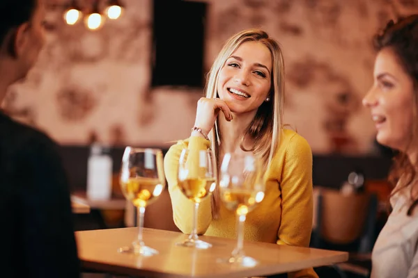 Amigos Sexo Feminino Bebendo Vinho Conversando Enquanto Sentados Bar — Fotografia de Stock